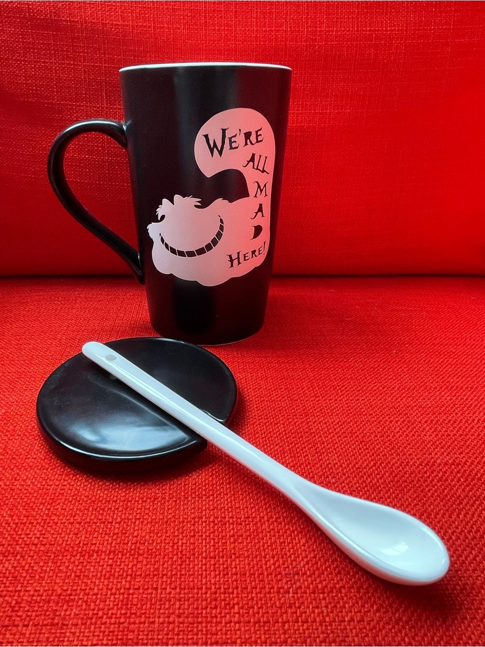 Alice in Wonderland Cheshire Cat ceramic latte mug set.